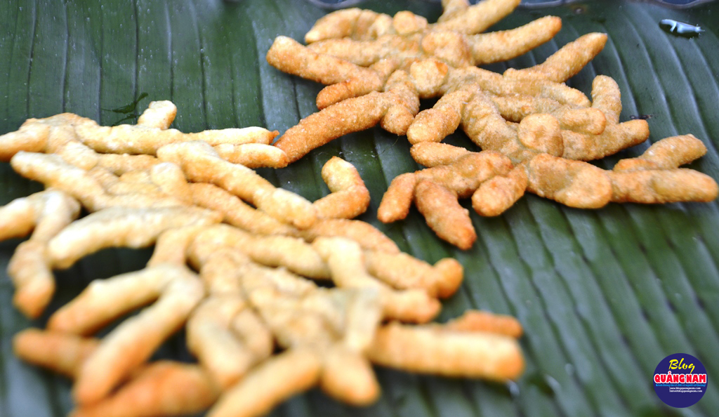 Chiên cho đến khi bánh chín ngả sang màu vàng gần giống màu củ gừng là vớt ra, để ráo dầu. Ảnh: XUÂN THỌ